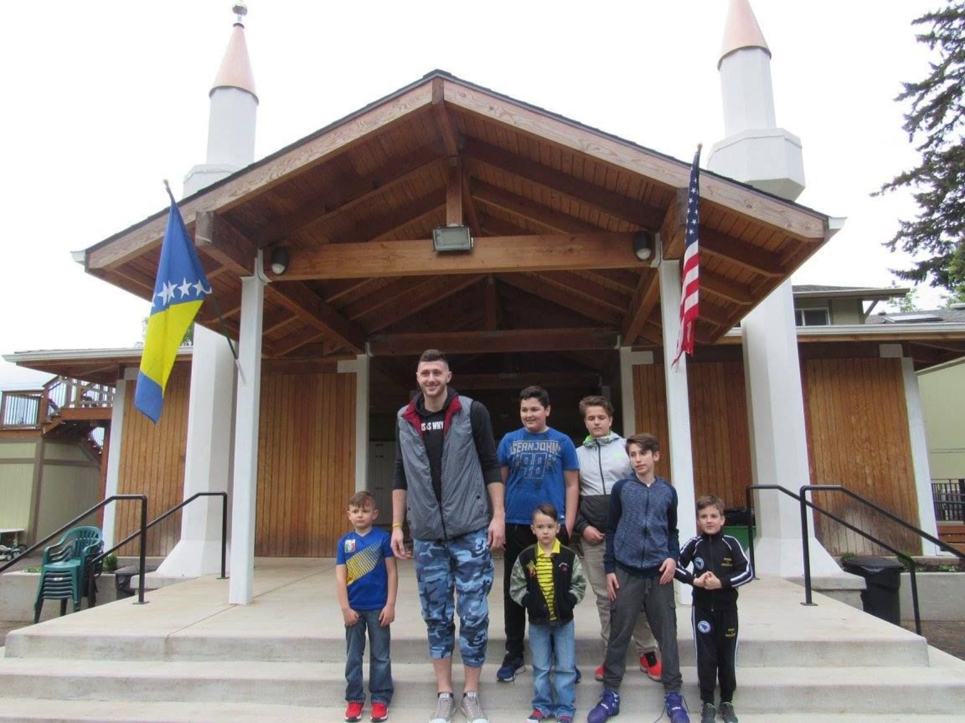 Jusuf Nurkić obišao Bošnjake u Portlandu: Posjetio džamiju i s djecom igrao košarku (Foto)