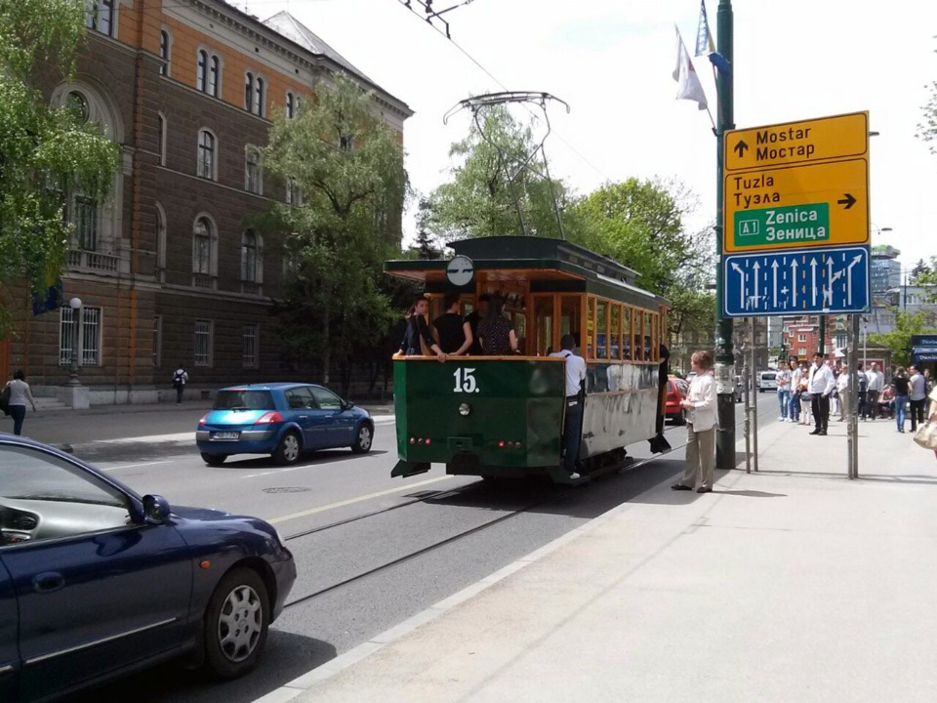Turisti oduševljeni vožnjom replikom prvog električnog tramvaja (FOTO)