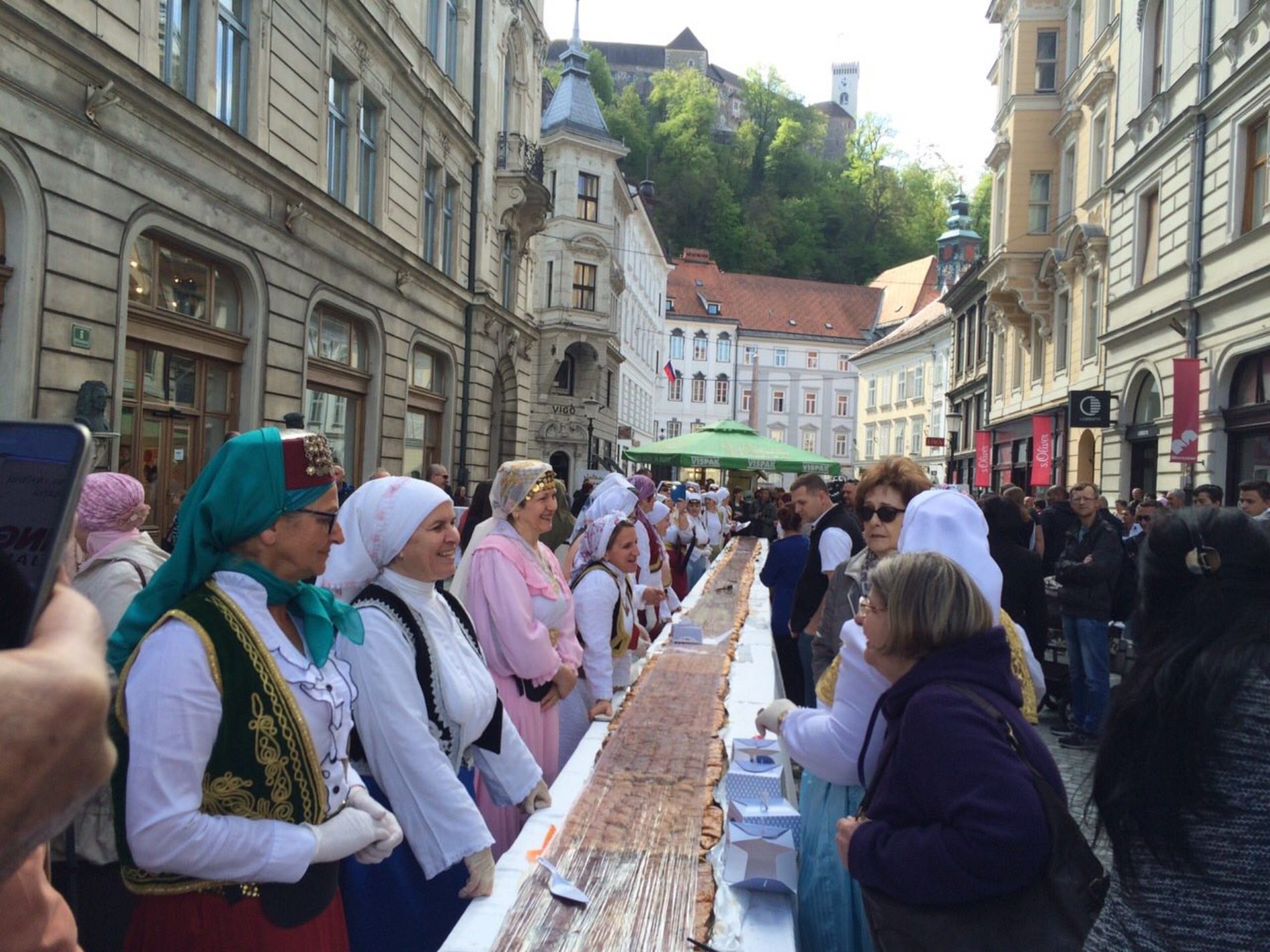 Festival bosanske hrane: U centru Ljubljane baklava za Ginisa