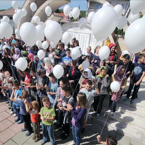 Čas historije za učenike iz Viteza: U Ahmićima pušteno 116 bijelih balona za ubijene u masakru