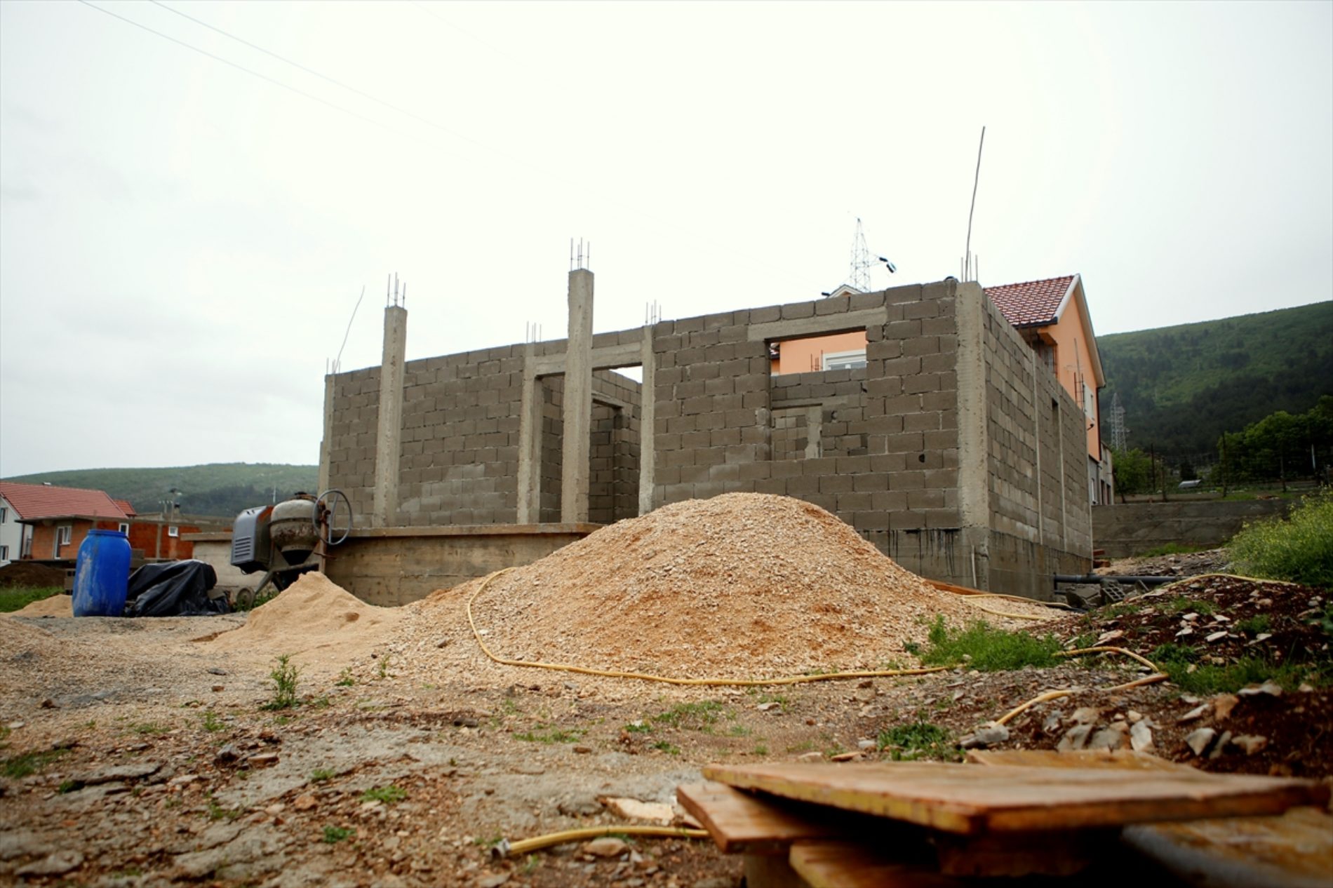 Imam učestvuje u gradnji kuće za porodicu preminulog sveštenika u Bileći