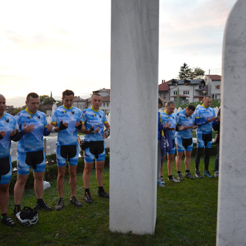 Biciklisti iz Bihaća stigli na mezar Alije Izetbegovića