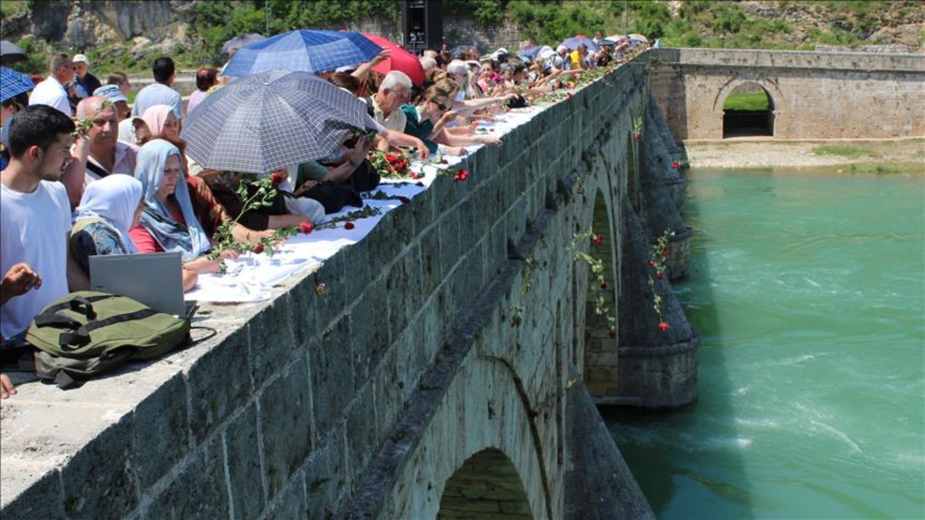 Obilježena godišnjica zločina u Višegradu: S mosta u Drinu spušteno 3.000 ruža za 3.000 ubijenih