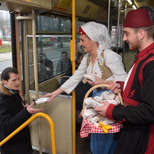 Klas podijelio 3.000 peciva putnicima u tramvaju