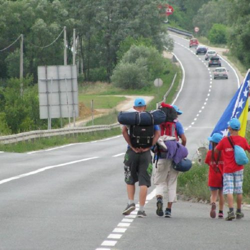 Brat i sestra iz Tešnja na Maršu mira stigli do Lukavca: Želimo preći put na kojem su mnogi stradali