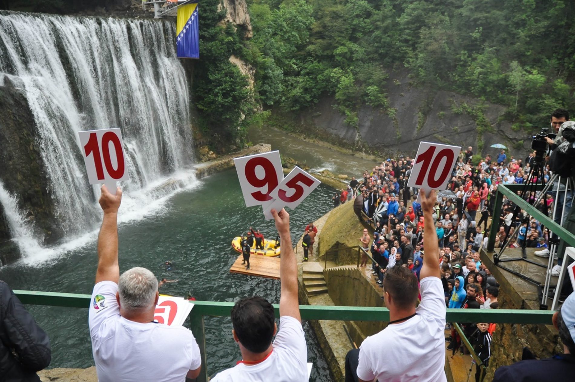 Sarajlija Dino Bajrić osvojio prvo mjesto u međunarodnim skokovima s vodopada u Jajcu (Foto)