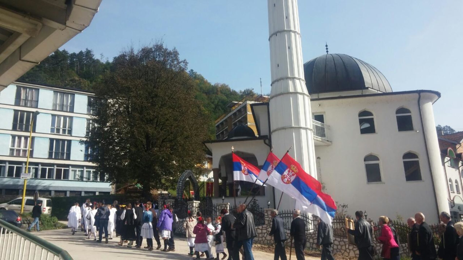 Grujičićeva srbizacija Srebrenice: Osveštanje zgrade Opštine, zastave Srbije…