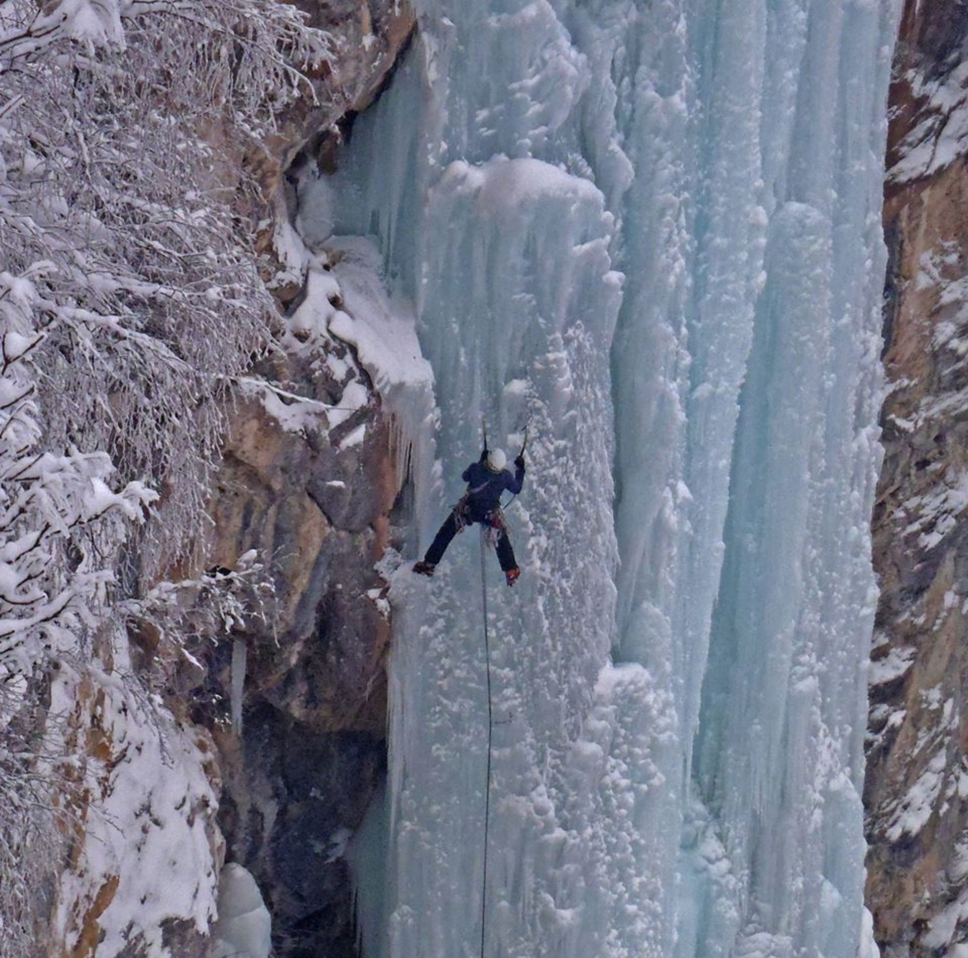 Alpinistička atrakcija: Zaleđeni Skakavac (Foto)