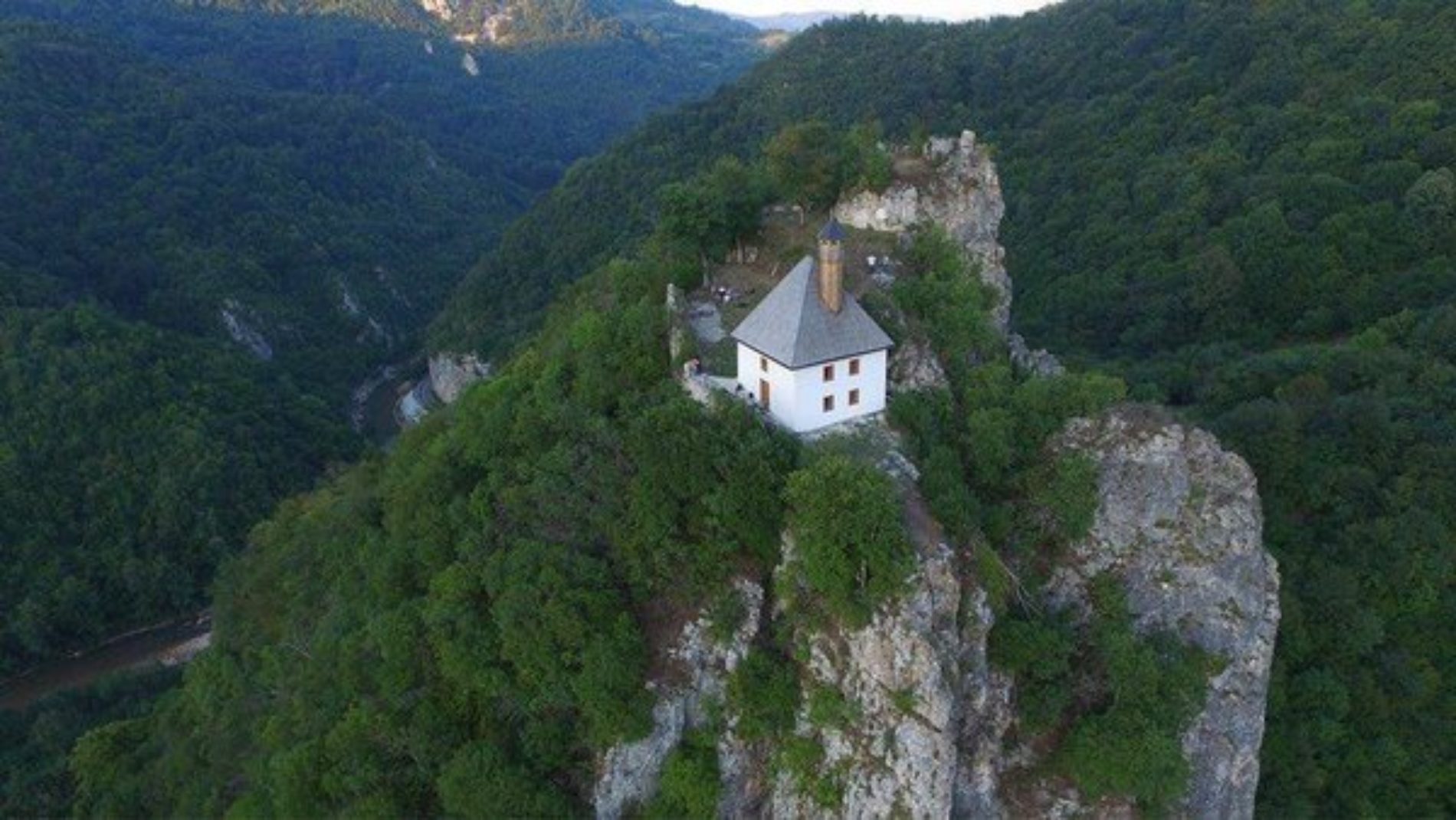Kušlat – stara utvrda i u njoj džamija već vijekovima izazivaju znatiželju putnika kroz dolinu rijeke Drinjače