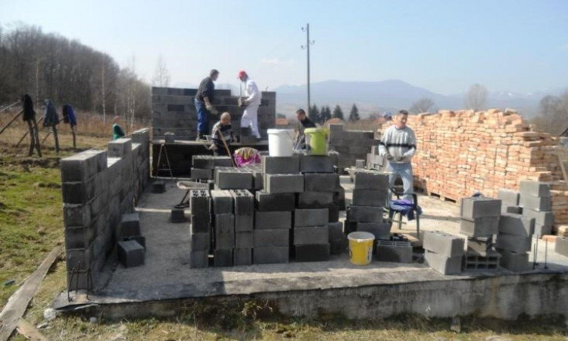 Demobilisani borci iz Bugojna grade kuću bolesnom kolegi