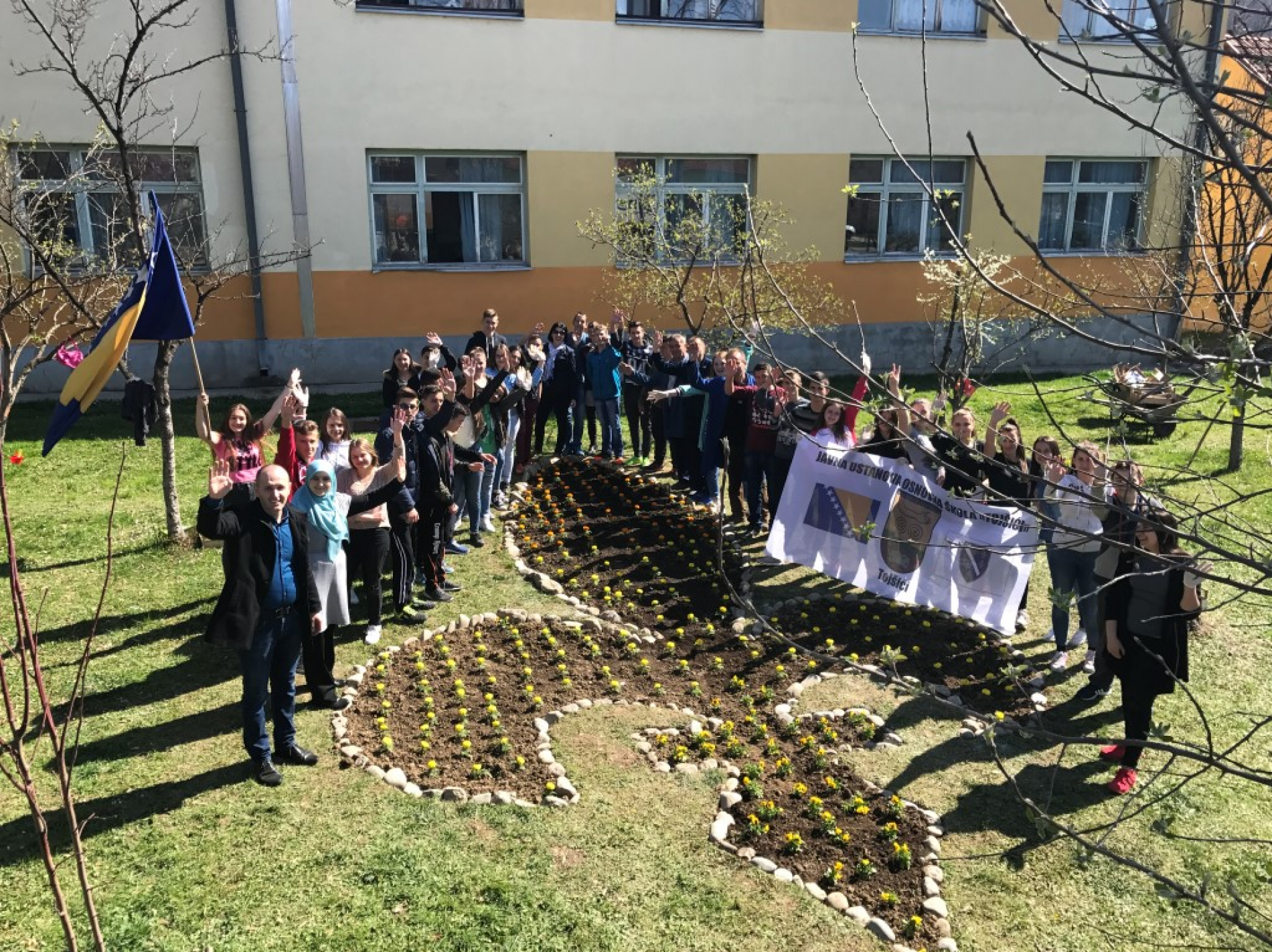 Cvijetni ljiljan od 9 metara ukrasio školsko dvorište u Tojšićima
