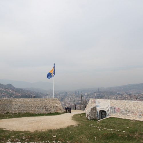 Povodom Dana grada Sarajeva – Šeher se ukrašava, na Bijeloj tabiji državna zastava na jarbolu visine 15 metara