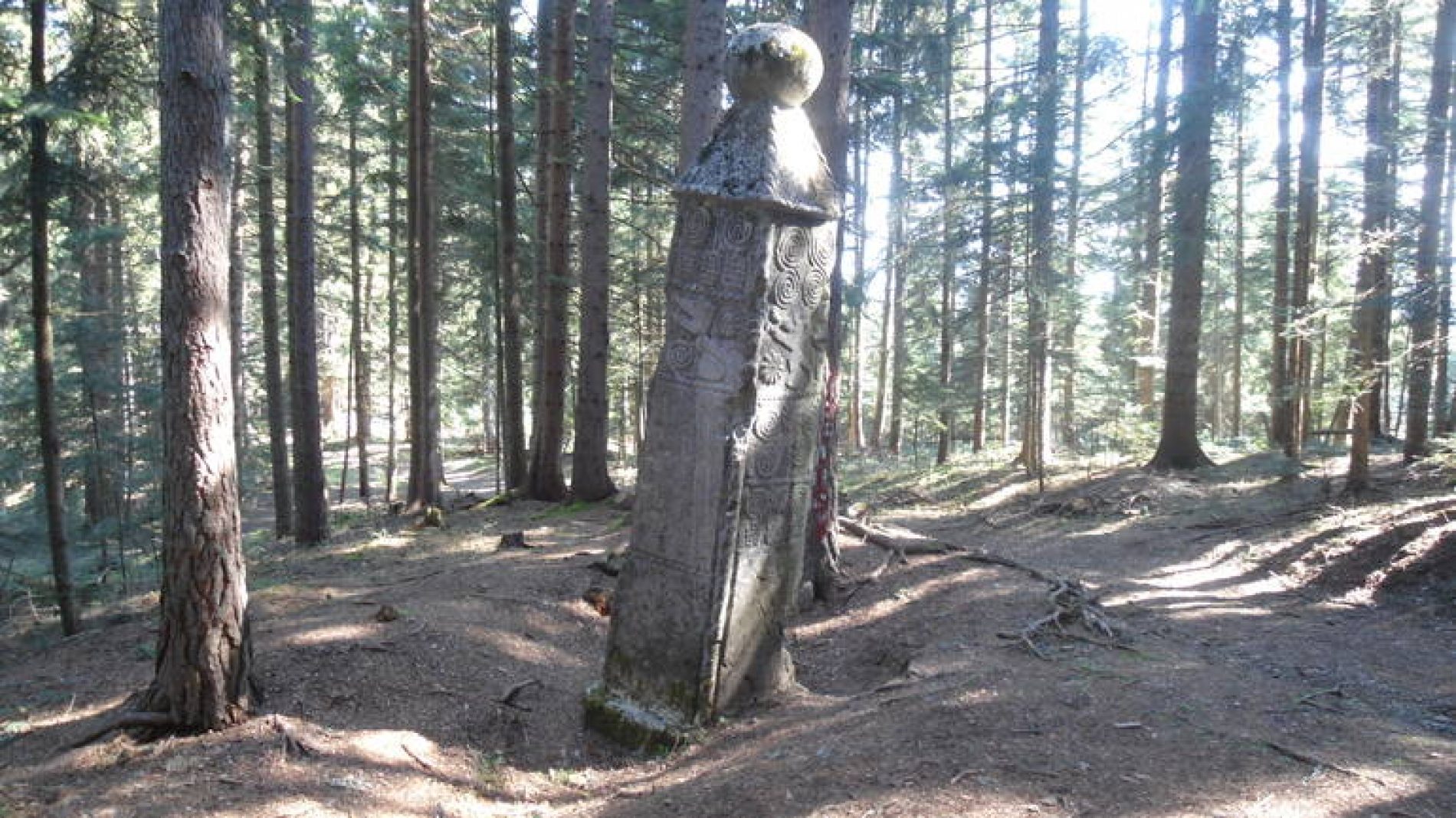 Obelisk, usred šume, u Olovu