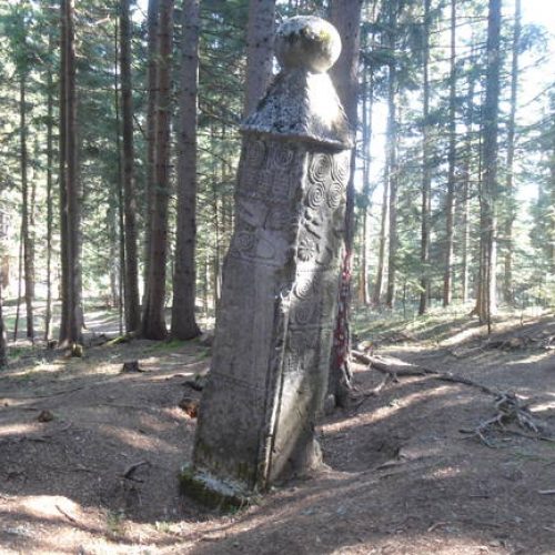 Obelisk, usred šume, u Olovu
