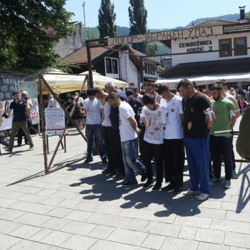 Sarajevo: Upriličen performans u znak sjećanja na prijedorske žrtve s početka agresije