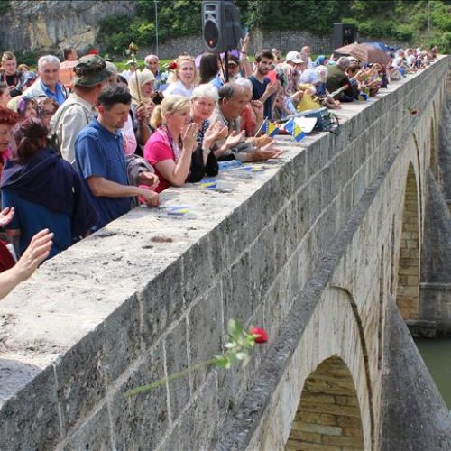 Obilježena 25. godišnjica zločina nad Bošnjacima Višegrada: Ruže u Drini u znak sjećanja na ubijene