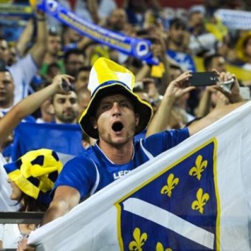 Spektakl u meču sa Grcima: Svakom navijaču na ”Bilinom polju” zastavica Bosne i Hercegovine