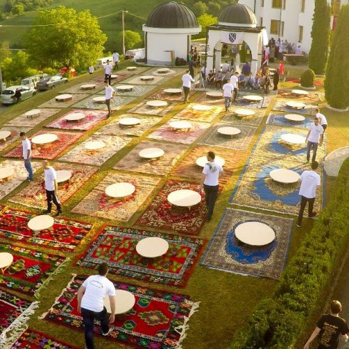 Iftar u Bužimu: Tradicionalne sofre, bosanski ćilimi i prirodni ambijent (FOTO)