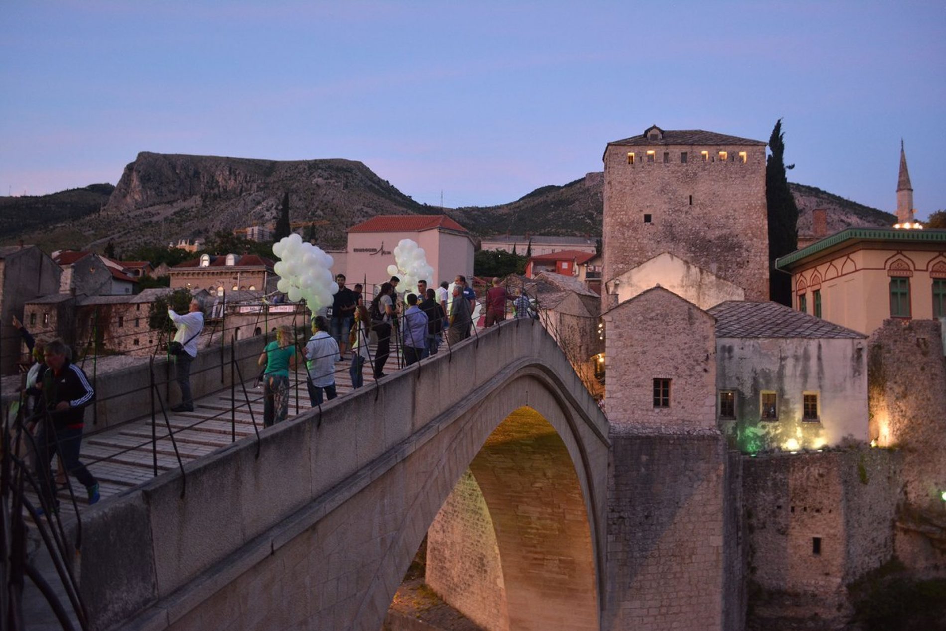 Mostar: Sa Starog mosta pušteno 150 balona