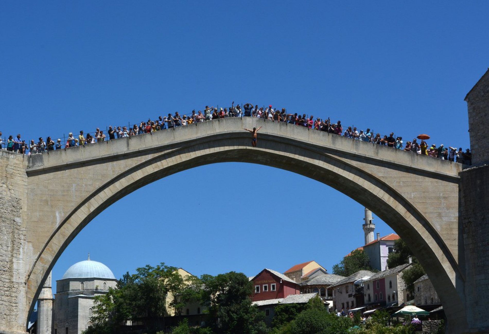 MOSTAR: Mnogi mještani i turisti su danas proveli dio dana uz Neretvu i ambijent suncem okupanog Starog mosta