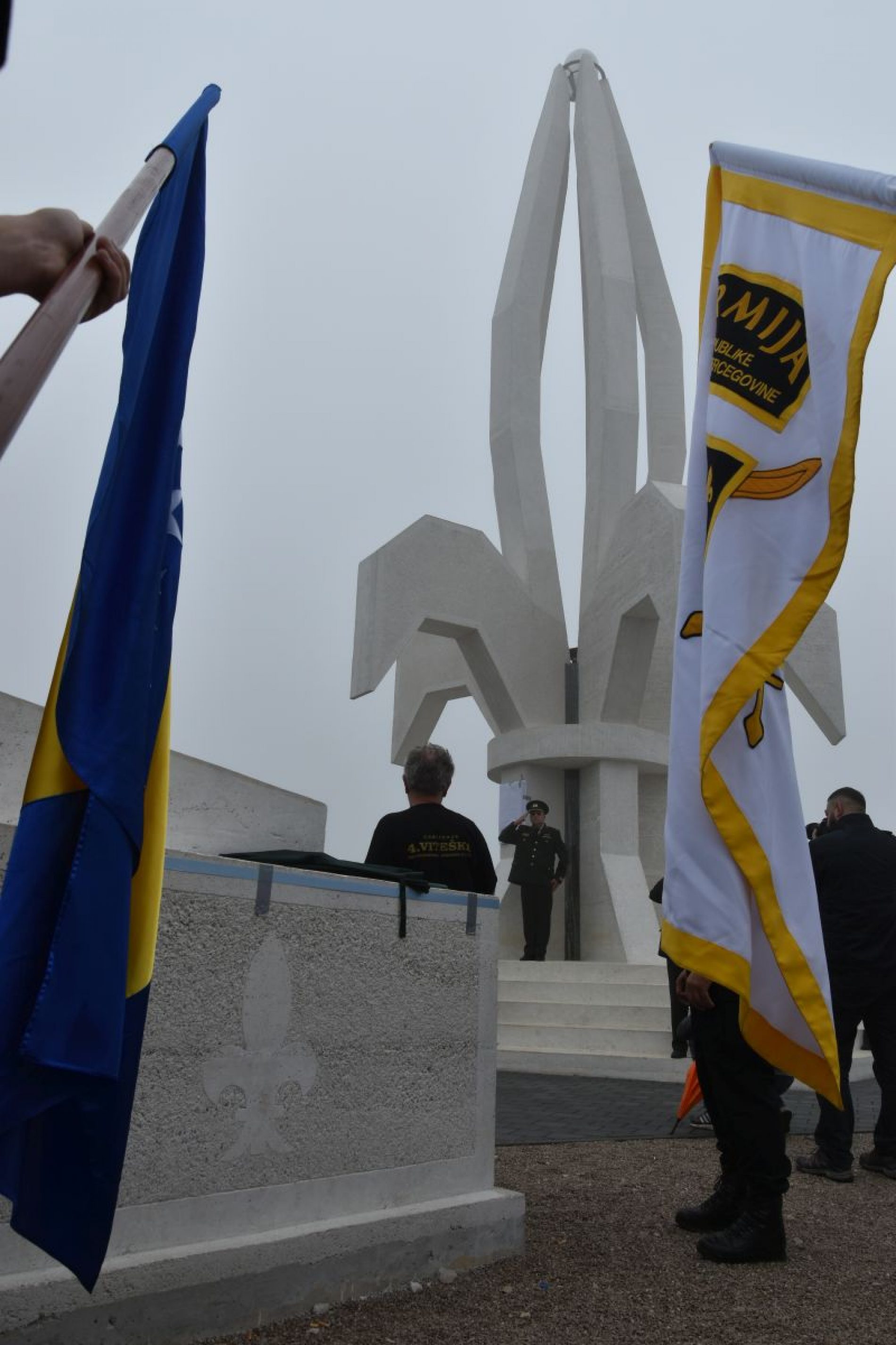 Otkriven spomenik ‘Ljiljan’ podignut u čast pripadnika Armije Bosne i Hercegovine (Foto)