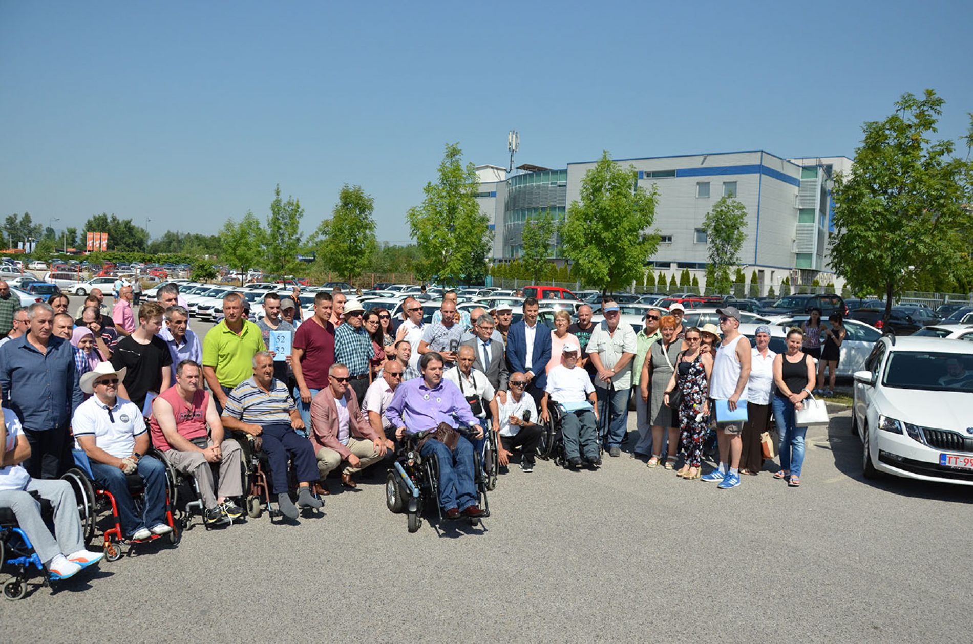 Vlada FBiH – Uručeni ključevi vozila za 60 ratnih vojnih invalida