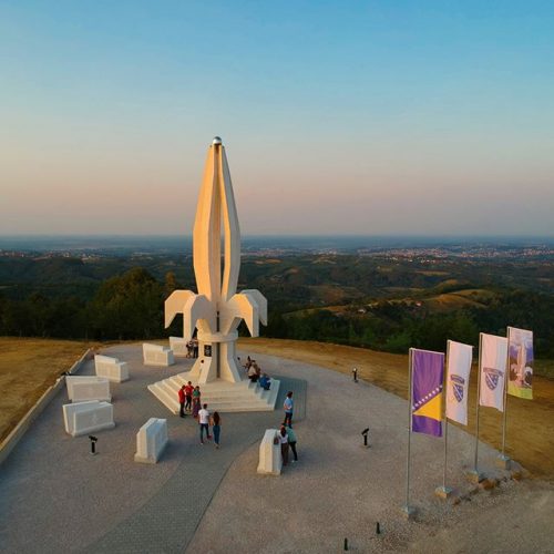 Spomenik Ljiljan svakodnevno posjećuju grupe ljudi iz svih krajeva Bosne i Hercegovine