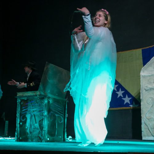 U povodu Dana državnosti: Pozorišna predstava ˝Bosanska bajka˝ izvedena u Bratuncu (Foto/Video)
