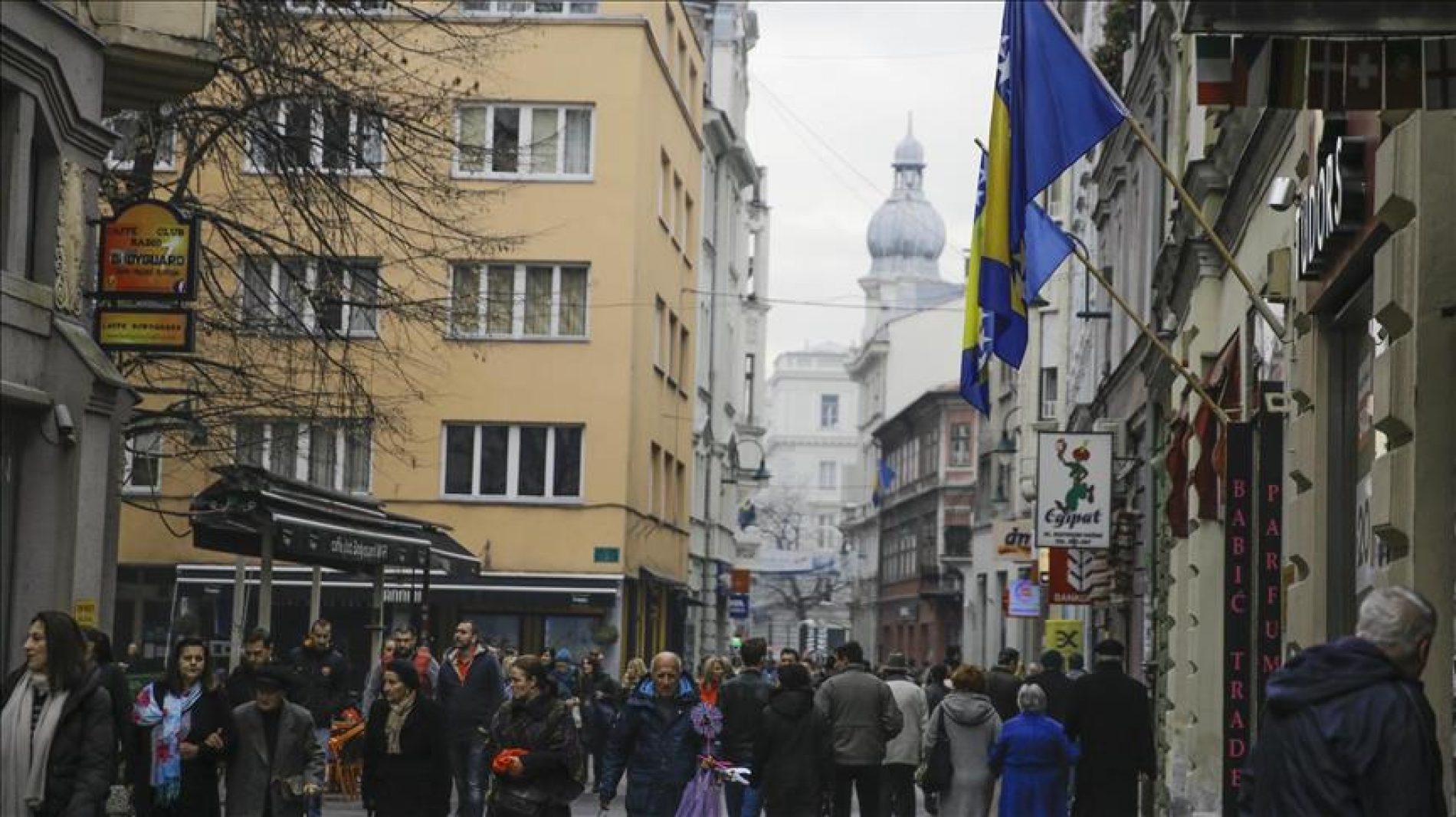 Sarajevo: Zastava Bosne i Hercegovine istaknuta na velikom broju objekata