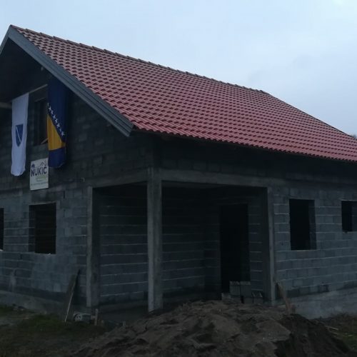 Zvornik: Komšije napravile kuću majci Vasviji koja je ostala bez tri sina u ratu