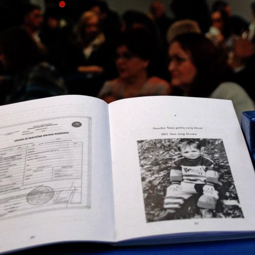 Promovirana knjiga o najmlađoj žrtvi s tuzlanske Kapije: 881 dan života Sandra Kalesića