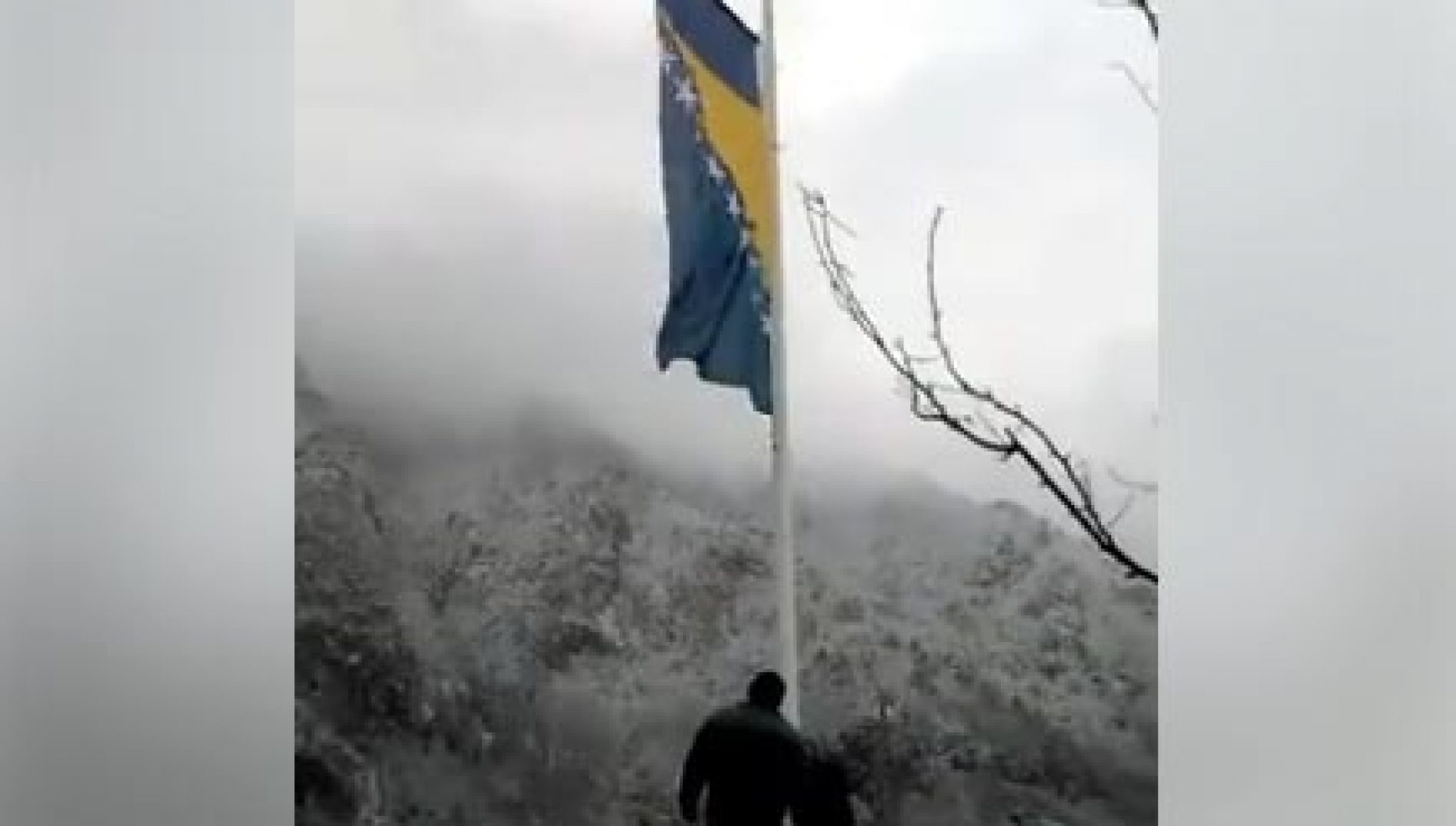 Zastava Bosne i Hercegovine postavljena na najistočniju tačku zemlje, na granici sa Srbijom