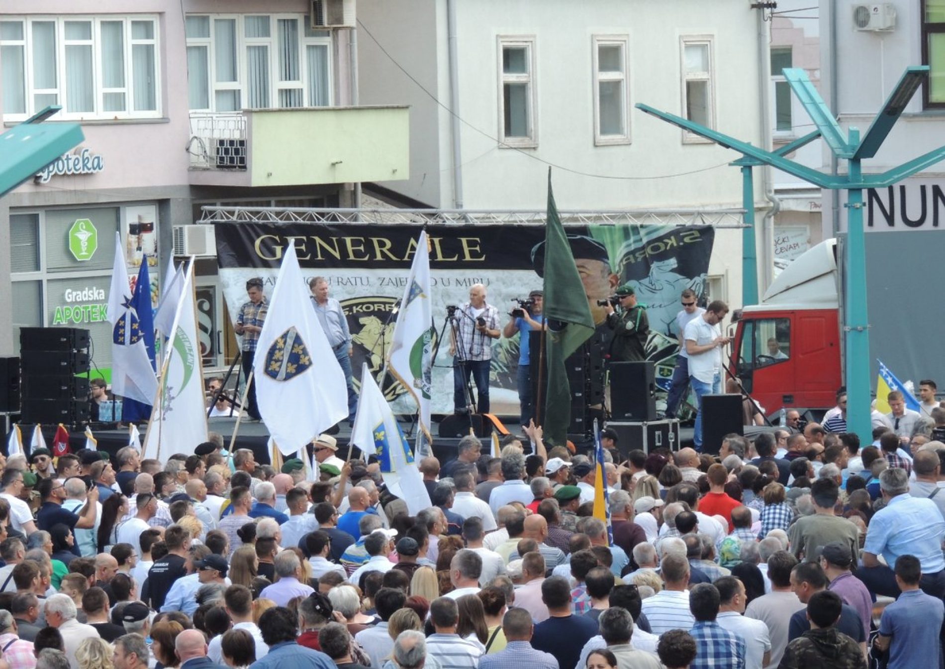 Bihać: Održan veliki skup podrške generalu Dudakoviću (FOTO)