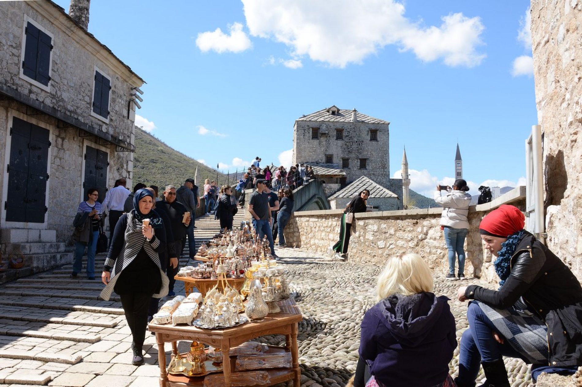 Mostar obasjan proljetnim suncem: Turisti ispunili staru gradsku jezgru
