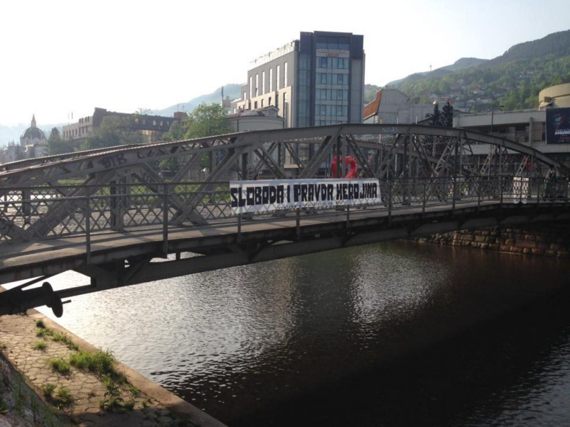 Eiffelov most u Sarajevu: “Sloboda i pravda herojima”