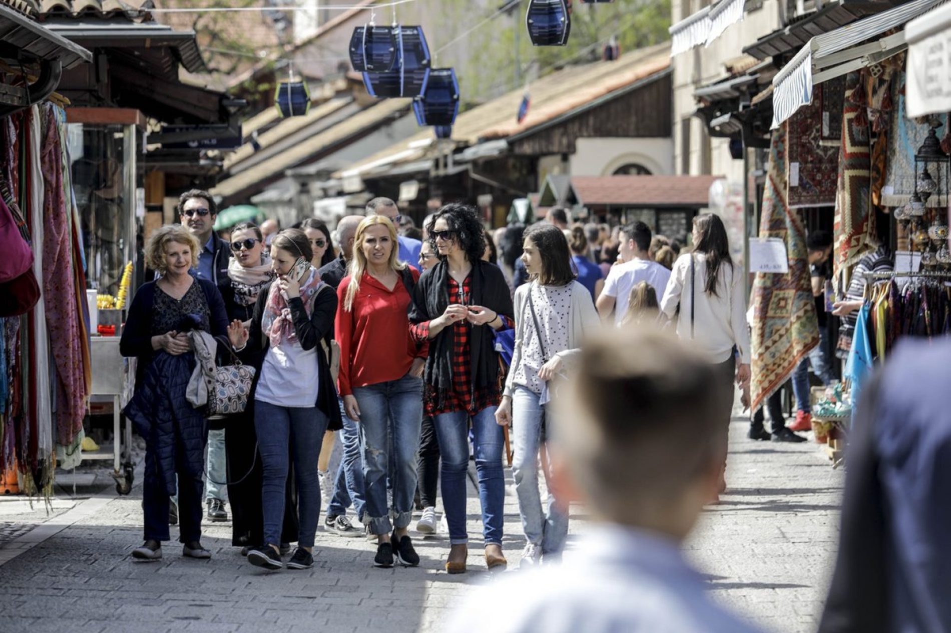 Veliki broj turista uživa u lijepom vremenu i znamenitostima Sarajeva