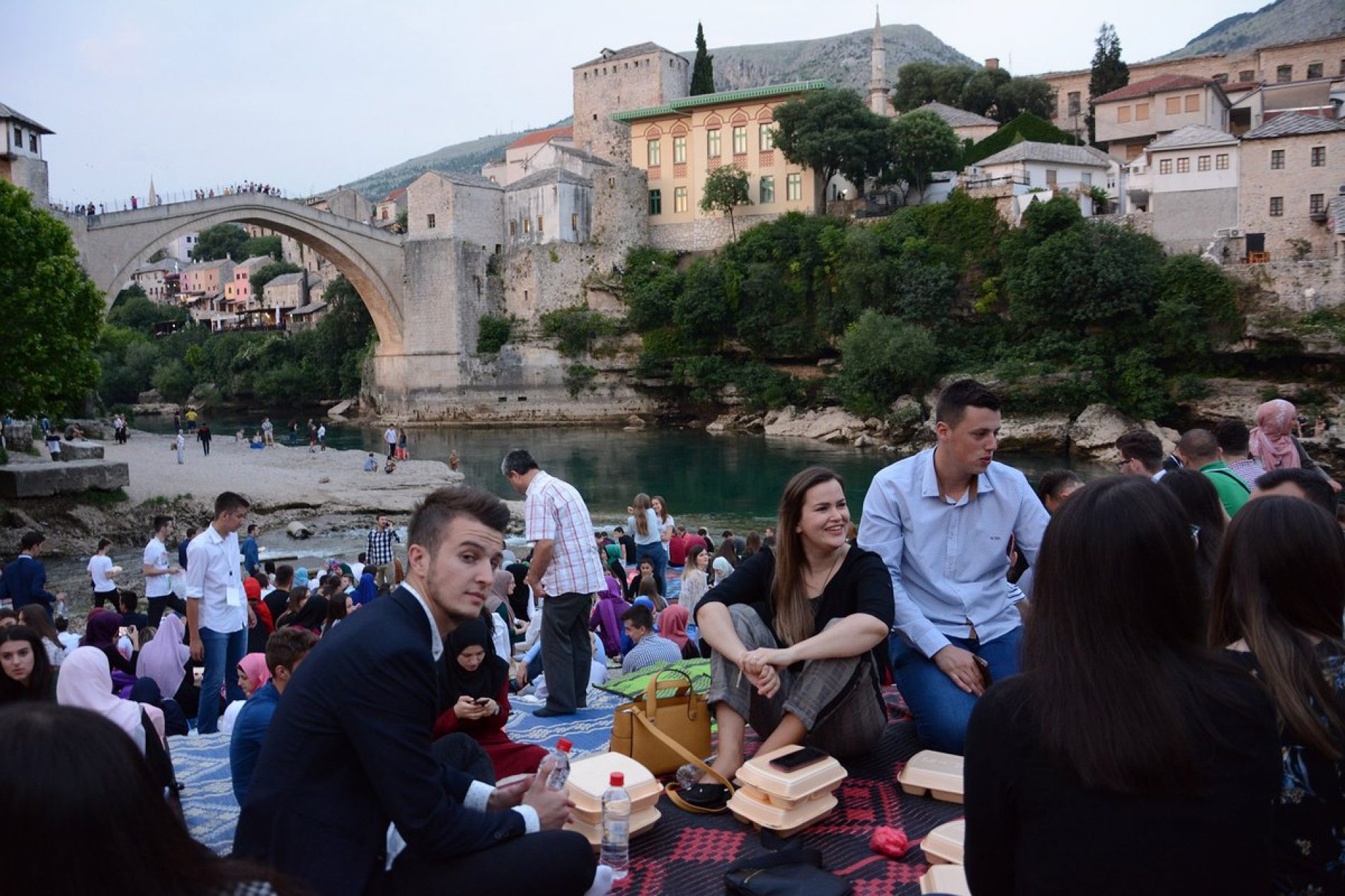 Iftar ispod Starog mosta okupio oko hiljadu mladih