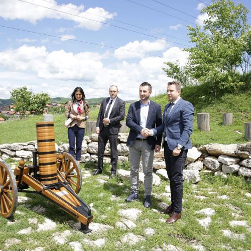 Sarajevo darovalo Travniku i Mostaru ručno rađeni top kojim će se obilježavati vrijeme iftara (FOTO)