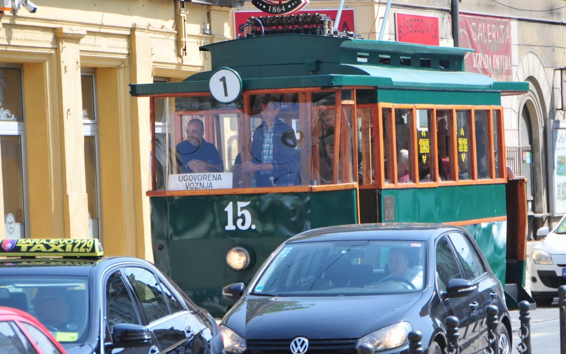 Sarajlije uživale u vožnji replikom prvog električnog tramvaja
