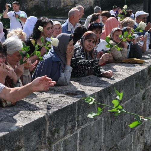 Obilježena godišnjica zločina nad stanovnicima Višegrada – 3.000 ruža za 3.000 života