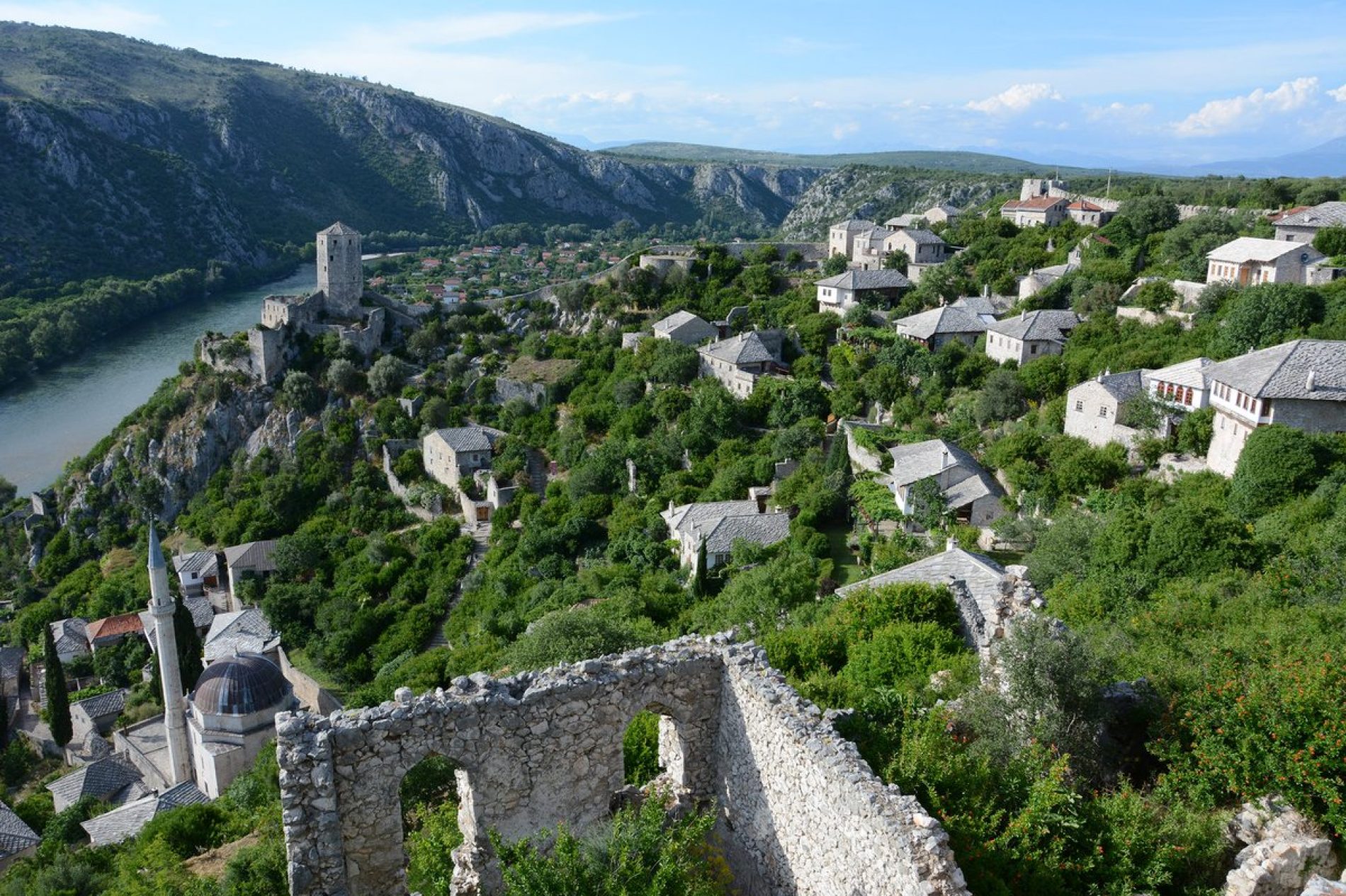 Srednjovjekovni bosanski gradić Počitelj oživljavaju posjetioci iz raznih dijelova svijeta