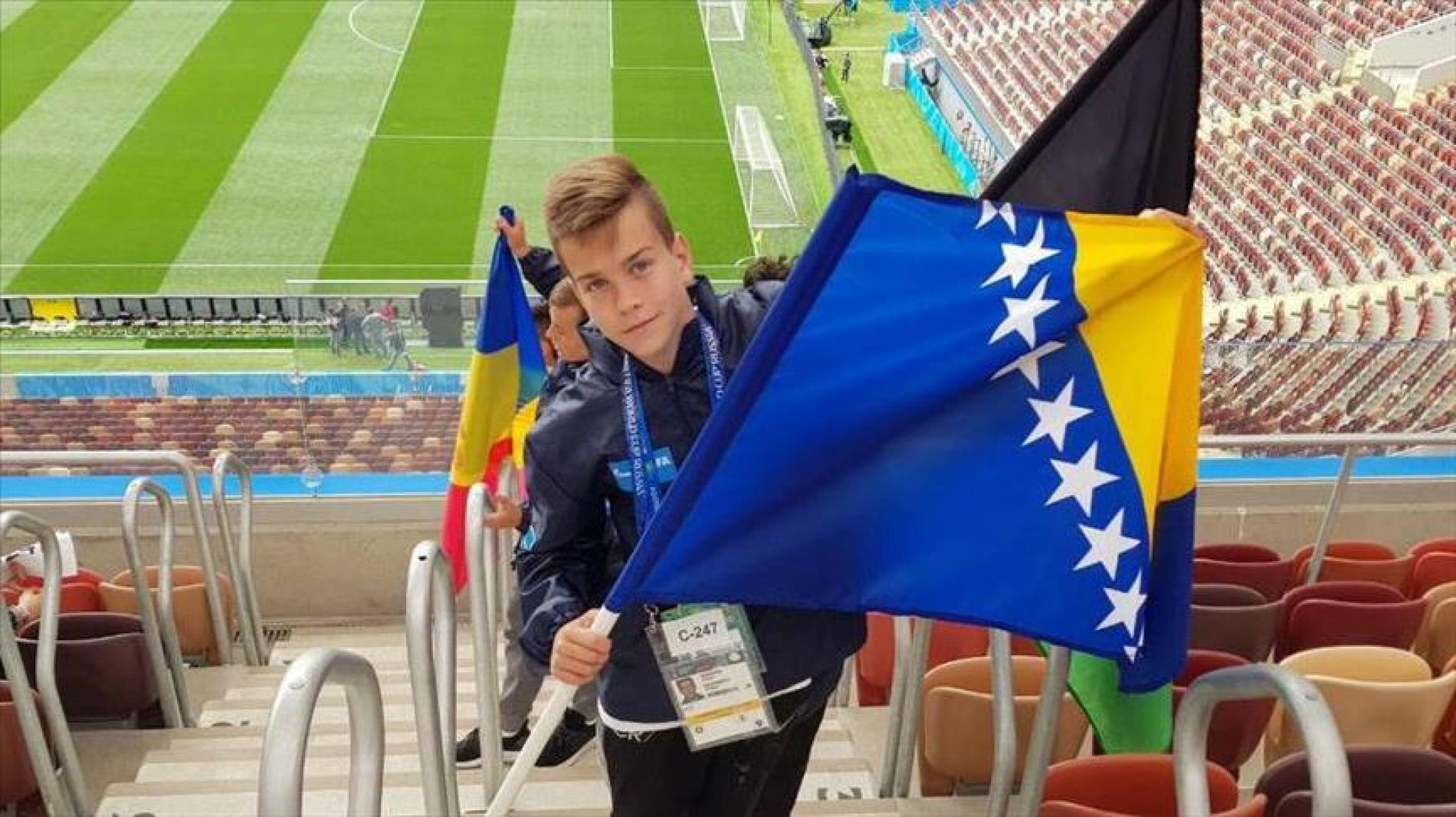 Aiman Šemdin nosi zastavu Bosne i Hercegovine na otvaranju SP-a u Rusiji