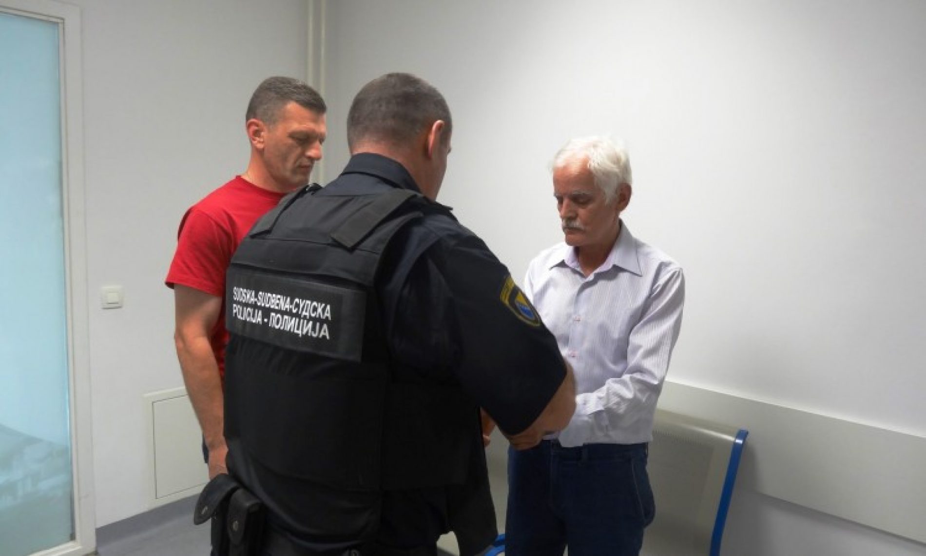 Optuženi za “živu lomaču” u Višegradu Radomir Šušnjar izručen u Bosnu i Hercegovinu