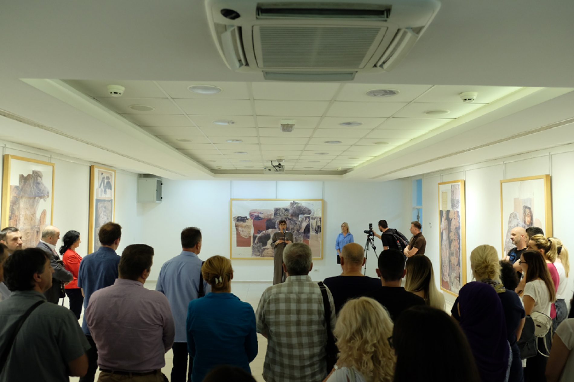 Izložba „Velika alegorija o Srebrenici“ umjetnika Mersada Berbera otvorena u Galeriji Općine Novi Grad