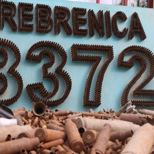 Postavka u Cazinu: Čahure simboliziraju 8.372 nevine žrtve Srebrenice