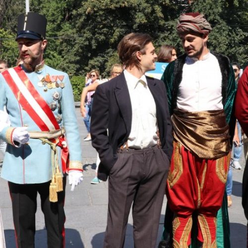Glumci kostimirani u historijske ličnosti prošetali Sarajevom (VIDEO)