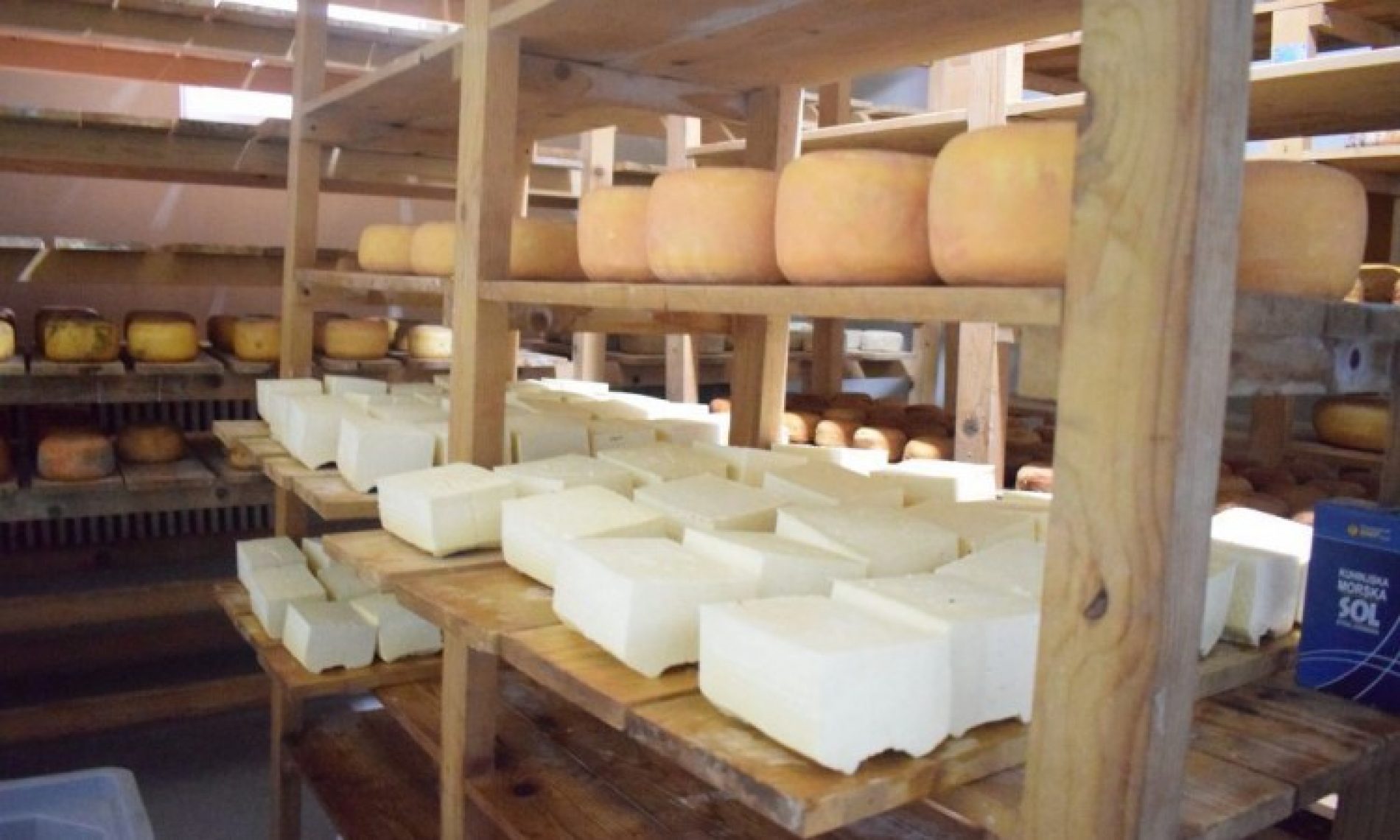 Tešanjski zlatni sir sazrijeva 15 mjeseci, kupci znaju da vrijedi čekati