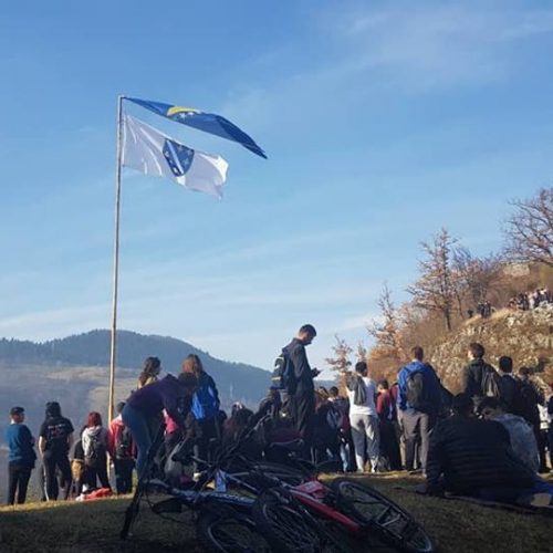 Studenti na Kraljevskom Bobovcu: Podizanje zastave i himna (VIDEO)