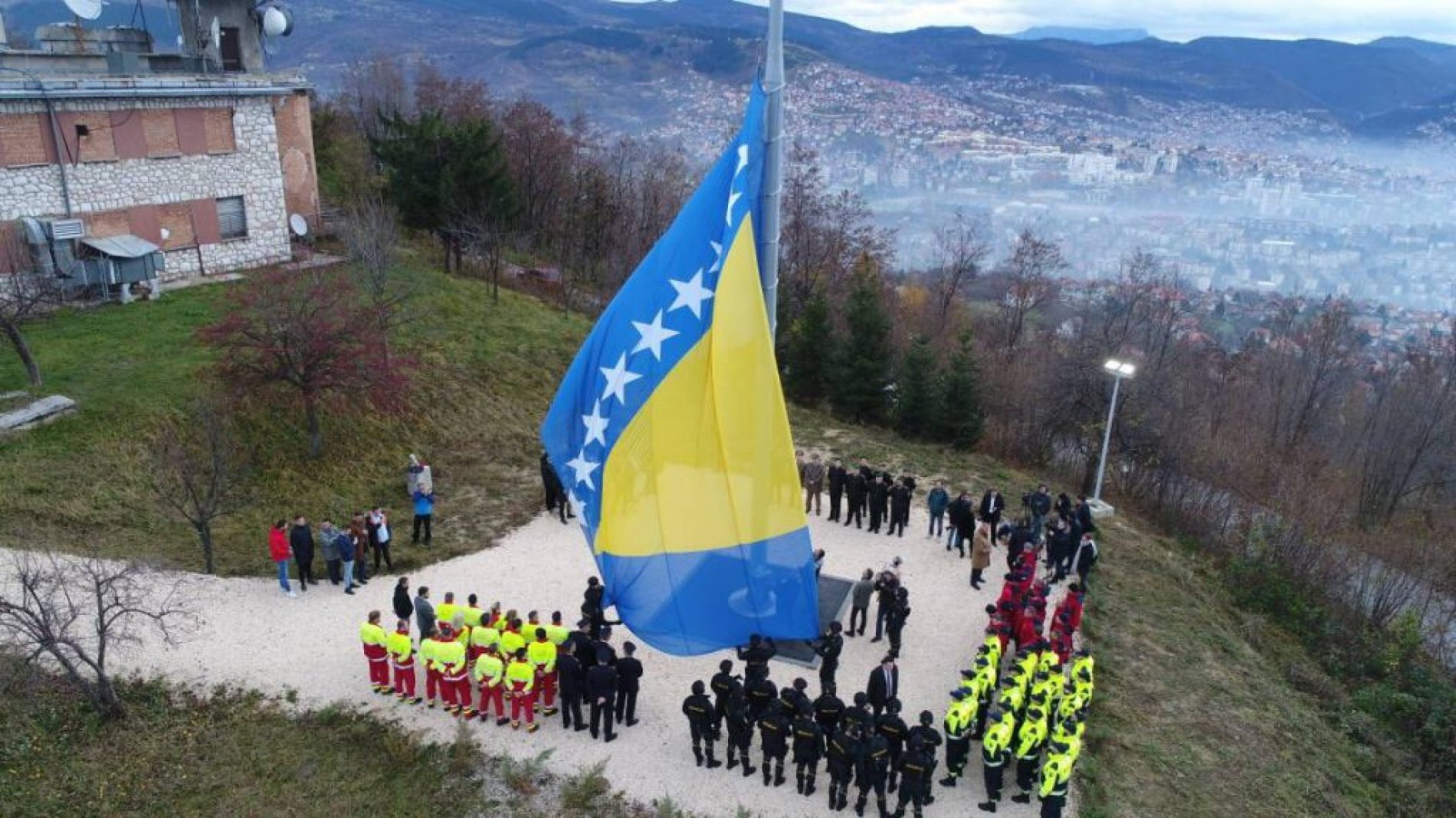 Podizanjem državne zastave na brdu Hum započelo obilježavanje Dana državnosti Bosne i Hercegovine