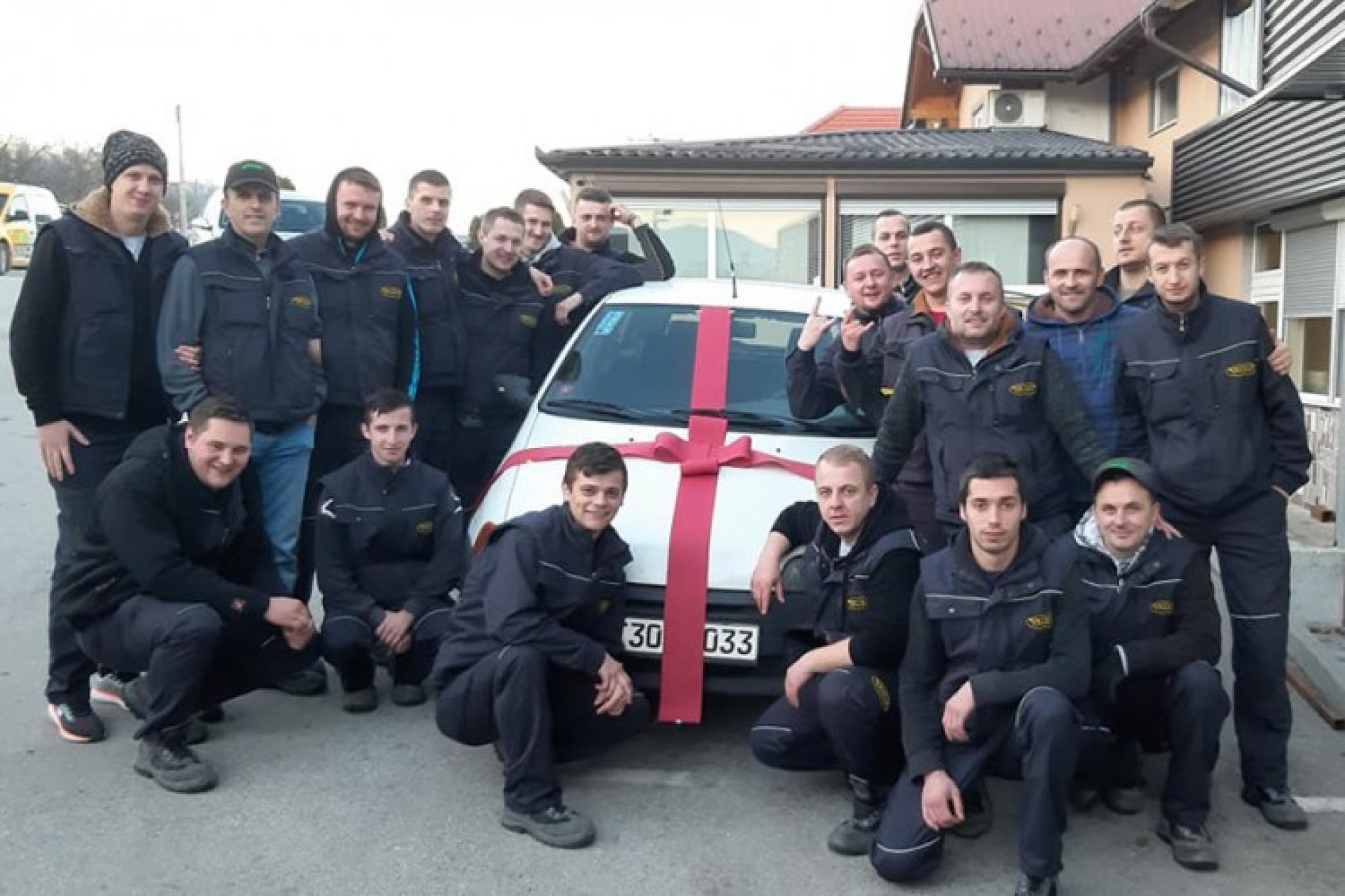 I ovo je Bosna: Radnom kolegi kupili auto!